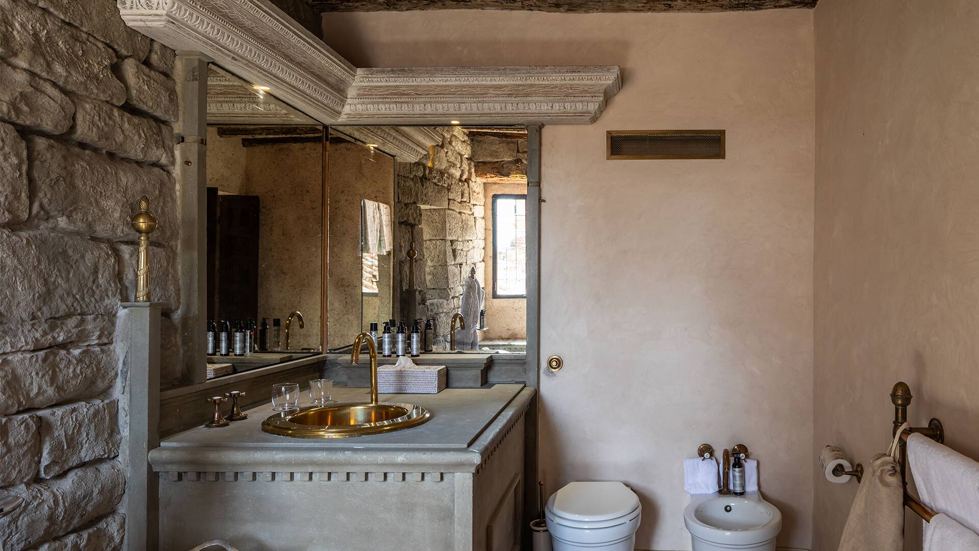 Averado, en suite bathroom